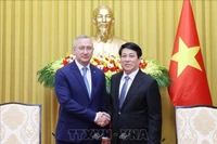 Le président vietnamien Luong Cuong (droite) reçoit le gouverneur de l'oblast de Kalouga de Russie. Photo: VNA