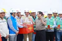 Le Premier ministre Pham Minh Chinh encourage et assigne des missions aux unités chargées de la construction du projet de l’aéroport international de Gia Binh. Photo: VNA