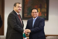 Le Premier ministre vietnamien Pham Minh Chinh (droite) et le ministre de l'Énergie et des Mines, Mohamed Arkab. Photo: VNA