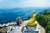 Avec la nouvelle politique de gratuité, Yen Tu s'affirme comme un lieu de rassemblement de la fierté nationale et une adresse en or pour sensibiliser la jeunesse aux traditions. Photo : VNA