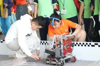Des élèves expérimentent la commande de robots lors du tournoi de robotique FPT Schools élargi de Da Nang. Photo: VNA