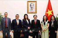 Le vice-Premier ministre vietnamien Ho Quoc Dung (troisième à partir de la droite) reçoit la ministre palestinienne des Affaires étrangères et des Expatriés, Varsen Aghabekian Shahin (3e à partir de la gauche). Photo : VNA