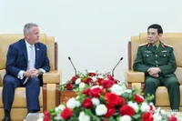 Le général d’armée Phan Van Giang, membre du Bureau politique, secrétaire adjoint de la Commission militaire centrale et ministre de la Défense (à droite), rencontre Michael DeSombre, secrétaire d’État adjoint des États-Unis, à l’occasion de sa visite de travail au Vietnam. Photo : qdnd.vn