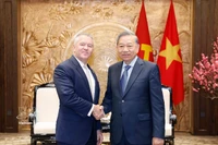 Le secrétaire général du Parti communiste du Vietnam (PCV), To Lam (à droite) reçoit le secrétaire d’État adjoint des États-Unis, Michael DeSombre. Photo : VNA