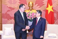 Le vice-président de l'Assemblée nationale (AN) du Vietnam Nguyen Duc Hai (à droite) et le président du groupe des parlementaires d'amitié Algérie-Vietnam Salah Djegloul. Photo : VNA