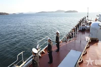 Le navire 015 - Trân Hung Dao quitte la base navale de Jinhae. Photo: qdnd.vn