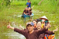 Les visiteurs apprécient les balades en pirogue à travers la forêt, au sein d’un site de tourisme écologique dans la région de la forêt d’U Minh Hạ. Photo: VNA