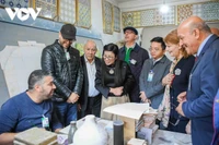 L'épouse du Premier ministre écoute les responsables du Centre présenter les activités, les conditions de vie et le parcours des enfants pour surmonter les difficultés. Photo: VNA