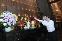 Le président de l’Assemblée nationale Tran Thanh Man offre de l’encens en mémoire du Président Ho Chi Minh, des Mères vietnamiennes héroïques, des Héros des Forces armées populaires, des martyrs, ainsi que des compatriotes, cadres et combattants tombés pour la cause de la libération nationale, de l’édification et de la défense de la Patrie. Photo: daibieunhandan.vn