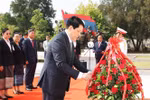 Le président de la République Luong Cuong, à la tête d’une délégation vietnamienne de haut rang, a déposé une gerbe de fleurs à la mémoire du président lao Kaysone Phomvihane. Photo : VNA