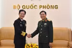 Le général Nguyen Tan Cuong (à droite) reçoit l'amiral Saito Akira. (Photo : Journal de l'Armée populaire)