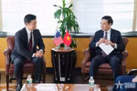 Le général Phan Van Giang (à droite), vice-Premier ministre et ministre vietnamien de la Défense rencontre John Noh, secrétaire adjoint américain à la Défense chargé des affaires de sécurité dans l’Indo-Pacifique. Photo : qdnd.vn