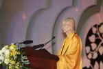 Le grand Vénérable Thich Tri Quang, patriarche suprême du Conseil de patronage de la SBV s'exprime lors de la cérémonie. Photo : VNA
