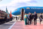 Le secrétaire général du Comité central du Parti communiste vietnamien, Tô Lâm, son épouse Ngô Phuong Ly et une délégation vietnamienne de haut rang arrivent à l'aéroport Vnukovo 2 de Moscou le 8 mai au soir (heure locale), entamant une visite officielle en Fédération de Russie. Photo : VNA