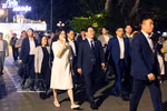 Le président sud-coréen et son épouse se promènent autour du lac Hoan Kiem. Photo : VNA
