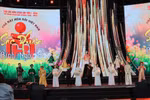 Parmi les huit divisions thématiques organisées à grande échelle, l’espace « Quintessence de la culture vietnamienne », placé sous l’égide du ministère de la Culture, des Sports et du Tourisme, se distingue par la valorisation des identités nationales dans la vie contemporaine. Photo : VNA