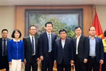 Le vice-Premier ministre Nguyên Chi Dung (4e de droite à gauche) prend la photo avec la délégation de Qualcomm. Photo: VNA