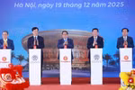 Le Premier ministre Pham Minh Chinh (centre) et les délégués appuient sur le bouton lançant les travaux, inaugurant et mettant en service technique les projets et ouvrages concernés. Photo: VNA