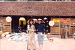 Le Thi Bich Tran (gauche), épouse du Premier ministre Pham Minh Chinh et Loo Tze Lui, épouse du Premier ministre singapourien Lawrence Wong visitent le 26 mars le Musée d'ethnographie du Vietnam à Hanoï. Photo : VNA