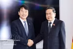 Le président de l'Assemblée nationale du Vietnam, Tran Thanh Man (à droite), rencontre le président du Groupe d'amitié parlementaire Corée-Vietnam, Moon Jin Seok, à Séoul le 8 septembre. Photo : VNA