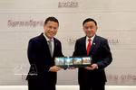 Le permanent du Secrétariat du Parti Tran Cam Tu (droite) rencontre le président du Parti d’action populaire de Singapour et ministre de l’Éducation, Desmond Lee. Photo: VNA