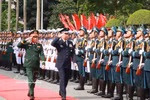 Le général Nguyen Tan Cuong (droite), chef d'état-major de l'Armée populaire vietnamienne et vice-ministre de la Défense et le général Uchikura Hiroaki, chef d'état-major des Forces d'autodéfense japonaises, passent en revue la garde d'honneur de l'Armée populaire vietnamienne. Photo : VNA.