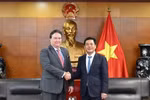 Le ministère de l'Industrie et du Commerce Nguyên Hông Diên (droite) et l'ambassadeur des États-Unis au Vietnam Marc E. Knapper. Photo: VNA