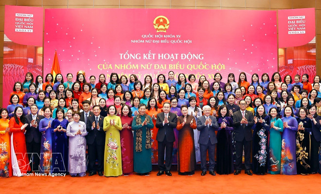 Le 9 décembre 2025 au soir, à Hanoï, le président de l’Assemblée nationale, Trân Thanh Mân, assiste à la cérémonie de clôture des activités du Groupe des femmes députées de l’Assemblée nationale pour la 16ᵉ législature. Photo : VNA. vnanet-3.jpg