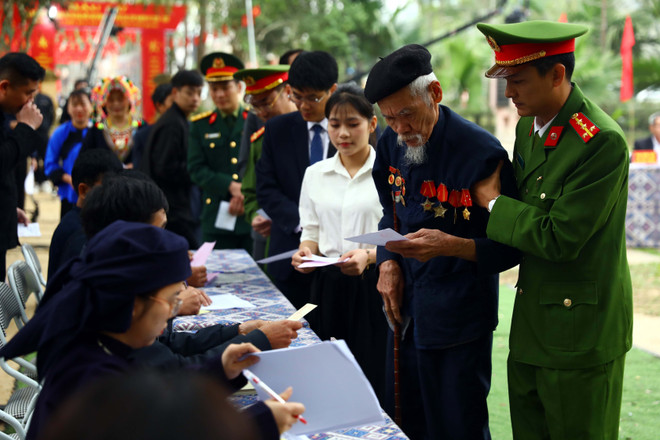Des électeurs de la commune de Tân Trào, dans la province de Tuyên Quang, accomplissent les formalités pour participer au vote. Photo : VNA 2-1587.jpg