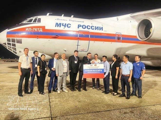 Un vol spécial du ministère russe des Situations d'urgence, transportant 35 tonnes d'aide humanitaire destinée à soutenir le peuple vietnamien face aux conséquences du typhon n° 3 (Yagi), est arrivé à l'aéroport international de Noi Bai à Hanoï le soir du 20 septembre 2024. Photo : VNA 2.jpg