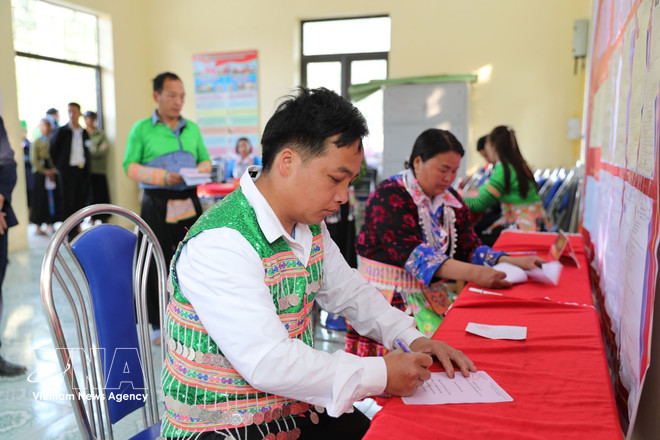 Des électeurs du hameau hmong de Che Lâu, dans la commune frontalière de Na eo, province de Thanh Hoa, se rendent aux urnes pour voter. Photo : VNA. vnanet-3-186.jpg
