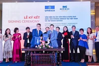 Lors de la cérémonie de signature entre l'UNESCO et SOVICO. Photo: NDEL
