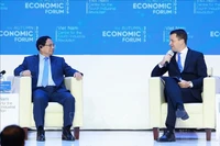Le Premier ministre Pham Minh Chinh (à gauche) dialogue avec le directeur exécutif du Forum économique mondial (WEF) Stephan Mergenthaler, lors de l’événement. Photo : VNA