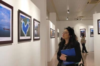L’exposition « Vietnam-Indonésie : À travers le prisme de l’amitié » présente 140 photographies, dont 70 œuvres de chaque pays. Photo : VNA