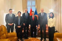 L’ambassadeur du Vietnam en France, Trinh Duc Hai (4e à partir de la gauche), et le vice-président de MEDEF International, Benoît Clocheret (3e) lors de la séance de travail, le 20 février. Photo: VNA