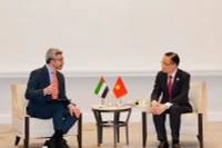 Le ministre vietnamien des Affaires étrangères, Lê Hoài Trung (à droite) avec le vice-Premier ministre et ministre des Affaires étrangères des Émirats arabes unis, Abdullah bin Zayed Al Nahyan. Photo : VNA