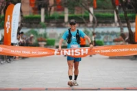 Vàng A Tung franchit la ligne d'arrivée de l'Ultra Trail Ha Giang 2026 avec des résultats impressionnants, le 4 avril dans la province de Tuyên Quang. Photos : Race Jungle
