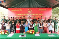 Les autorités locales, les forces compétentes et les habitants bénéficiaires de Bac Ai Tây. Photos: VOV