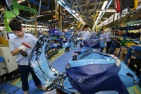 Une chaîne de production de Piaggio Vietnam. Photo: VNA