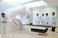 Des médecins de l'Hôpital Cho Rây (Hô Chi Minh-Ville) et de l'Hôpital général Vinh Long (province de Vinh Long) testent le fonctionnement d'un système de radiothérapie par accélérateur linéaire pour le traitement du cancer. Photo : VNA