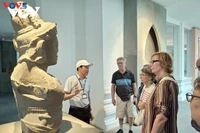 Visiteurs au musée de la sculpture Cham. Photo: VOV