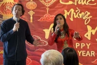 L'architecte Thibault Fèbrer et la chanteuse Thanh Tâm interprètent la chanson l’air traditionnel « Bèo dat mây trôi» lors du programme. Photo: VNA