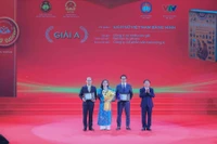 Trinh Van Quyêt, secrétaire du Comité central du Parti et chef de sa Commission de la sensibilisation, de l’éducation et de la mobilisation des masses, remet les prix A aux lauréats. Photo: VNA