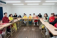 Participants au programme «Préserver la culture vietnamienne – Préserver la langue vietnamienne au Japon» de la communauté vietnamienne de la région de Kyushu, en l’honneur de la Journée internationale des femmes le 8 mars. Photo : VNA