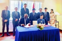 Les responsables du Musée de la Victoire de Diên Biên Phu et du Mémorial de Caen signe un accord de coopération. Photo : VOV