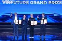 Le Premier ministre Pham Minh Chinh (2e à gauche) remet des prix VinFuture à des scientifiques. Photo: VNA