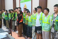 Des suspects d'un réseau de jeux d'argent interpelés par la police. Photo: VNA