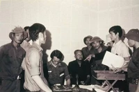 Le président du Sud-Vietnam, Dương Văn Minh (assis à droite), annonce la capitulation inconditionnelle à la station de radio de Saigon, le 30 avril 1975. — Photos dantri.com.vn