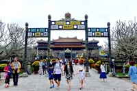 Visiteurs à la Cité impériale de Huê. Photo : VNP