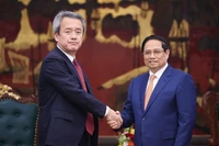 Le Premier ministre Pham Minh Chinh (à gauche) serre la main du PDG de Marubeni Corporation, Masayuki Omoto, à Hanoi, le 14 juillet. Photo : VNA